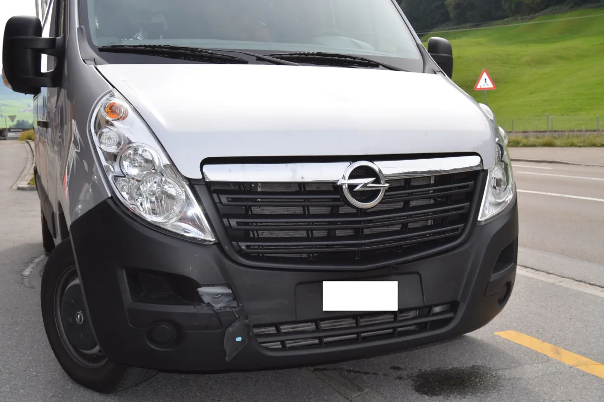 Waldstatt AR - Lieferwagen fährt auf Auto auf