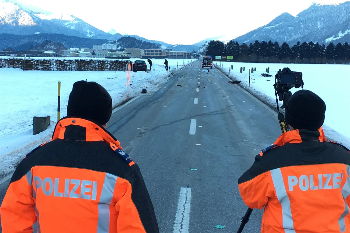 Domat/Ems GR - Motorradlenkerin (†27) bei Frontalcrash tödlich verletzt 