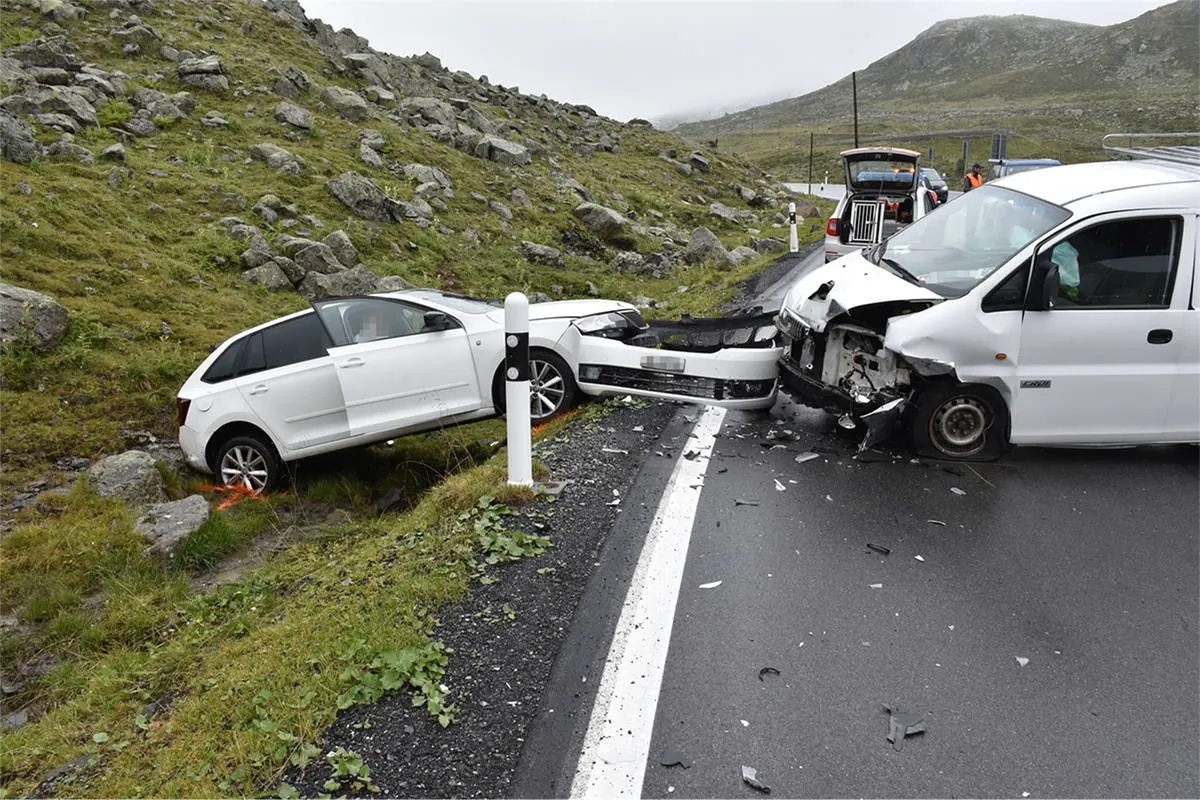 Davos GR - Ein leicht Verletzter bei Verkehrsunfall am Flüelapass