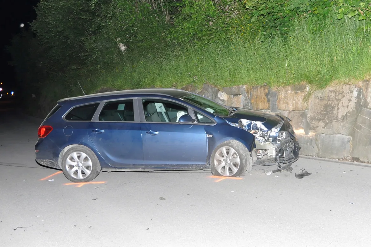 Verletzter Autofahrer bei Selbstkollision in Schellenberg