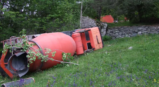 Unfall auf Baustelle in Disentis - Lastwagen stürzt Böschung hinunter