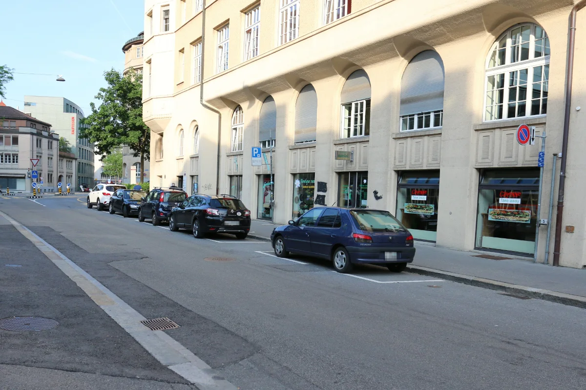 St. Gallen SG - Betagter Lenker beschädigt mehrere parkierte Autos