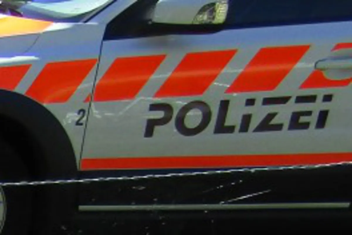 Glarus GL - Überholmanöver führt zu Streifkollision