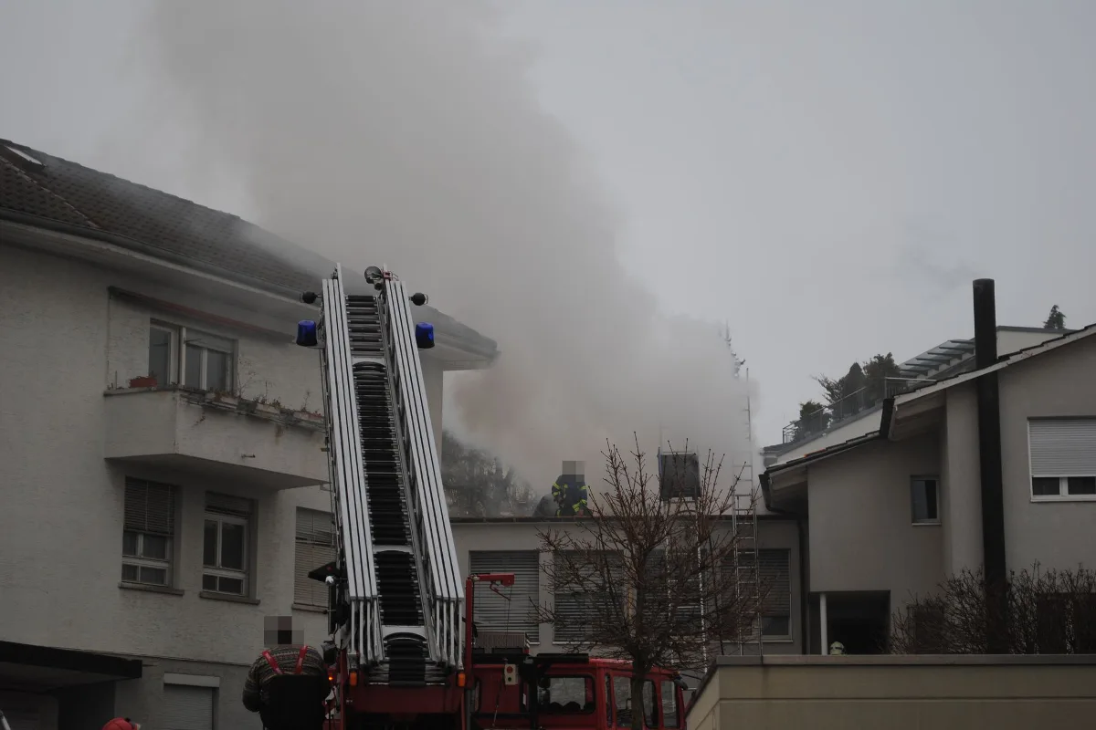 Flachdach in Grenchen in Brand geraten