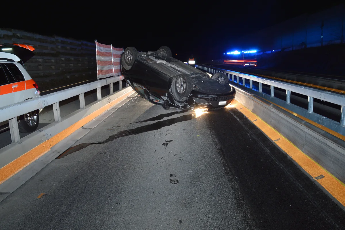 Auto überschlägt sich auf der A2 in Buochs