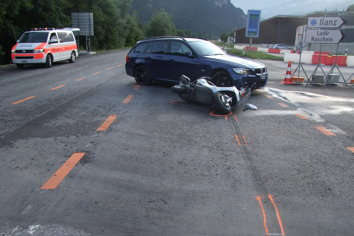 Ilanz: Rollerfahrer verletzt sich bei Kollision mit Auto