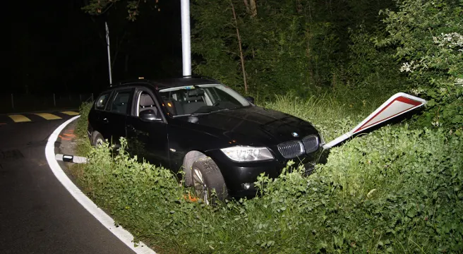 Betrunkener kommt in Zug von Strasse ab