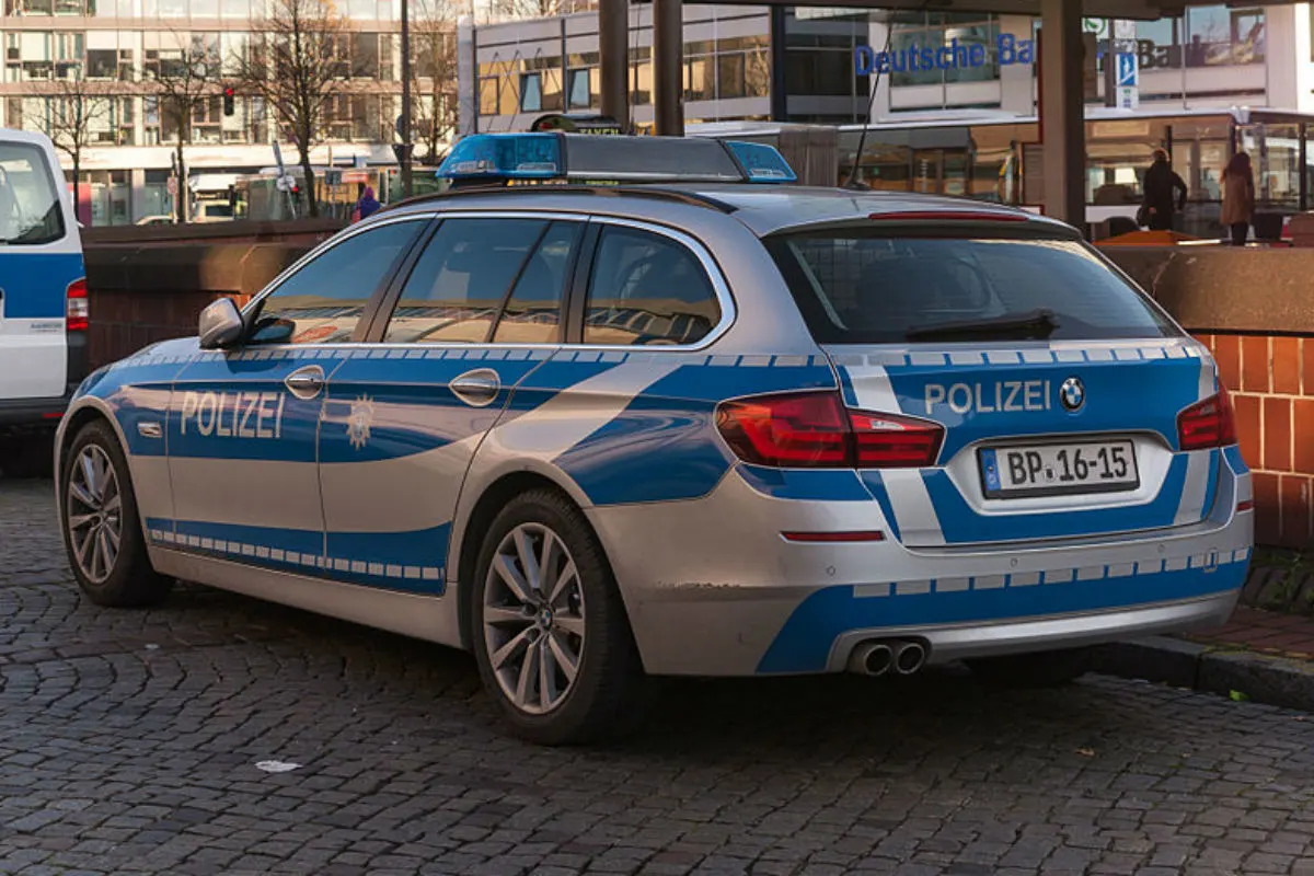 Köln NRW - Frau schlägt Ladendetektiv und bespuckt Polizisten  