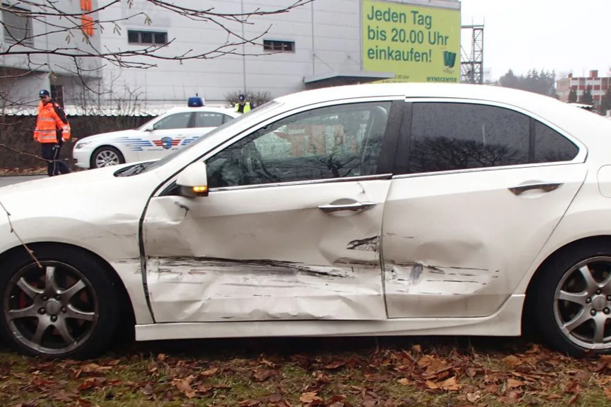 Buchs AG - Rotlicht-Missachtung führt zu Crash