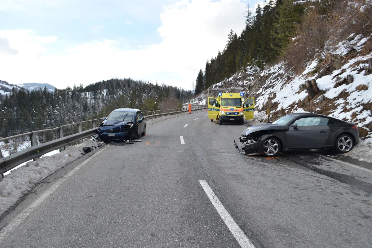 Überholmanöver in Tiefencastel führt zu Frontalcrash