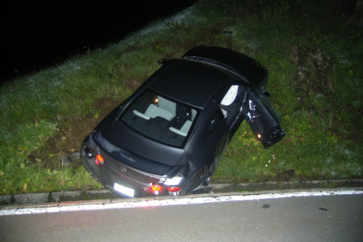 Wassen UR - Auto nachts im Wiesland "geparkt"