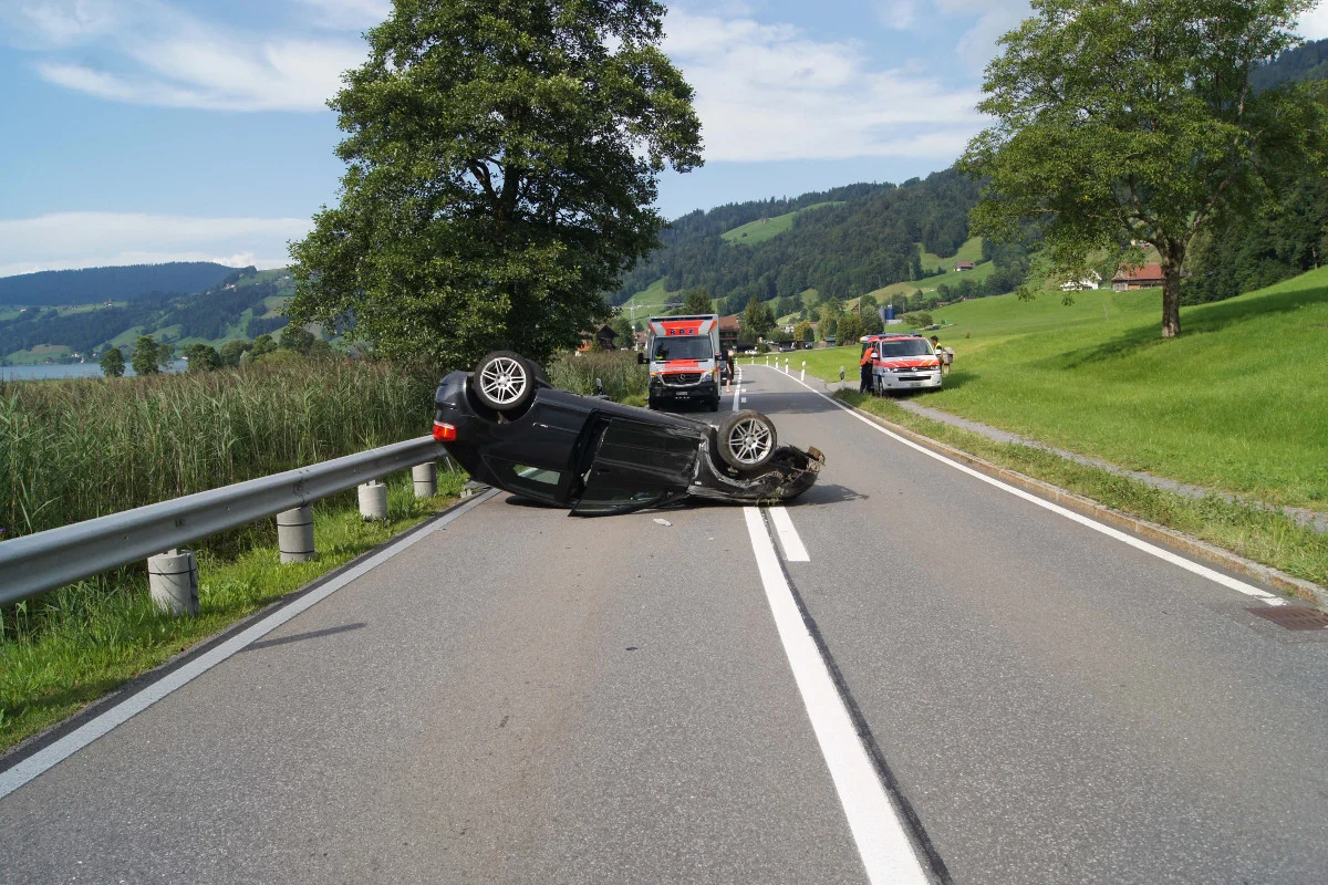 Auto landet in Morgarten ZG auf dem Dach 