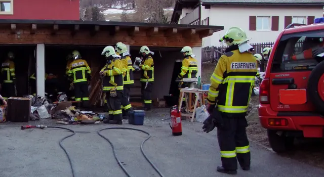 Feuer zerstört Garagenbox in Samedan