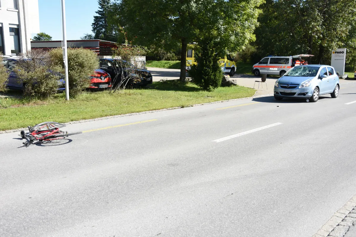 Grabs SG - Velofahrer prallt mit Auto zusammen