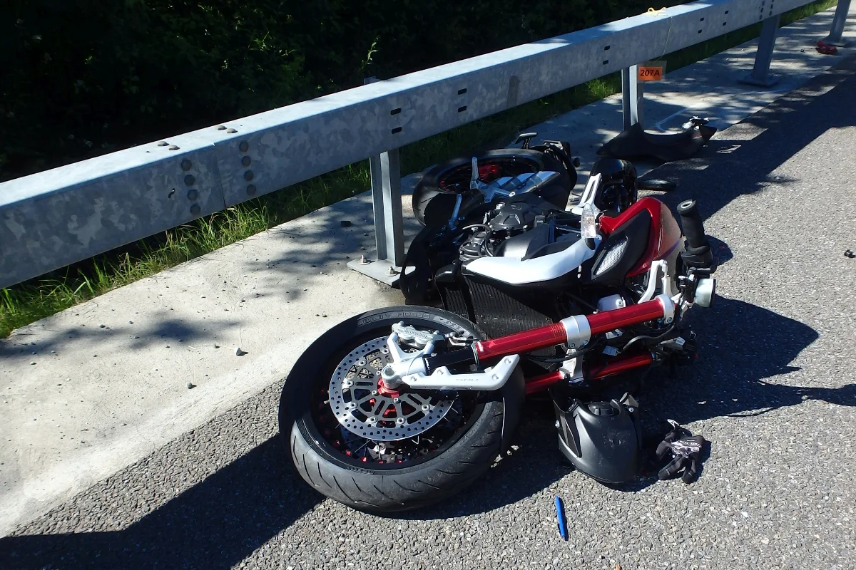 Brunegg/A1: Motorradfahrer (32) schwer verunglückt - Zeugenaufruf