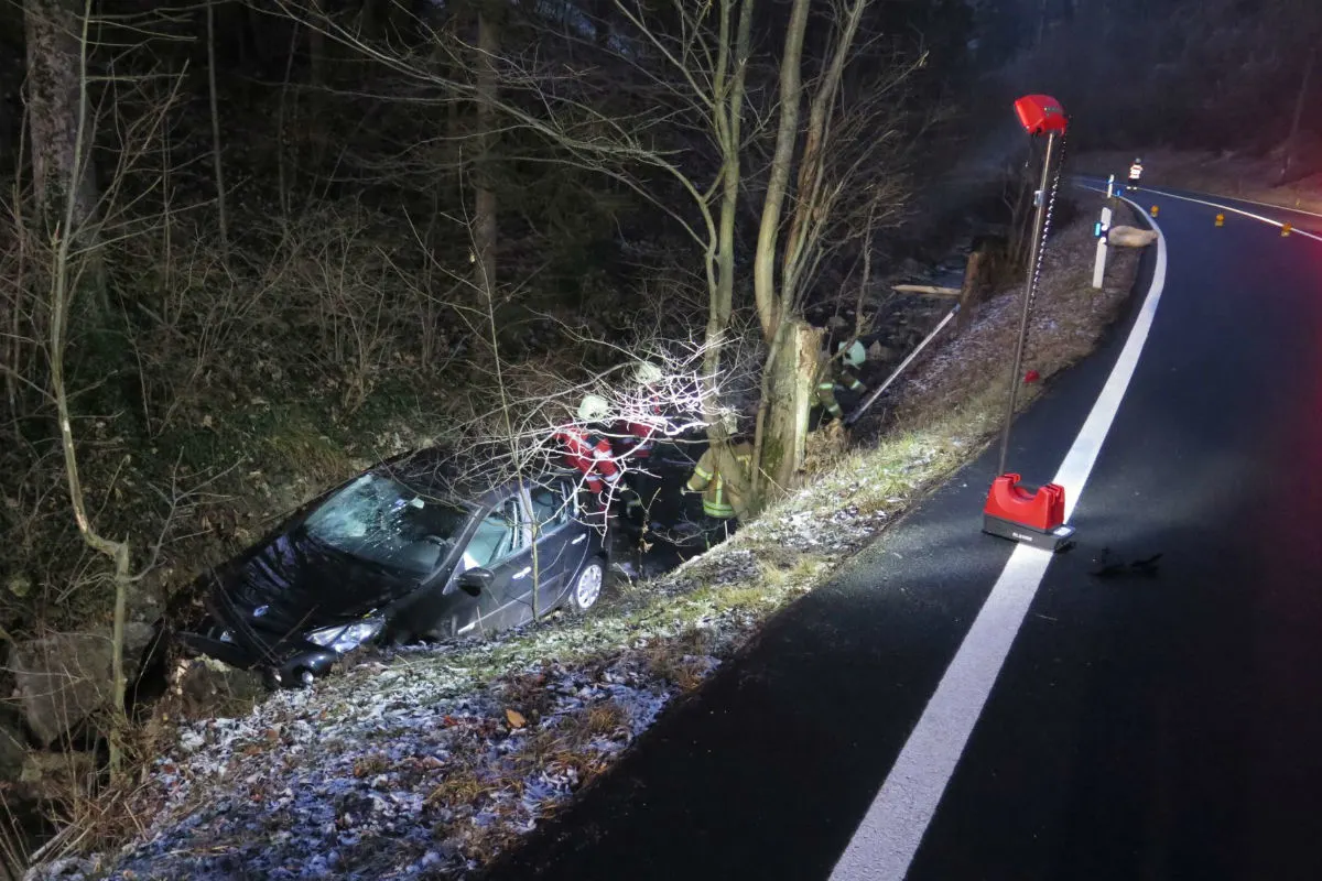 Langenbruck BL: Auto gerät ins Rutschen und landet im Bachbett