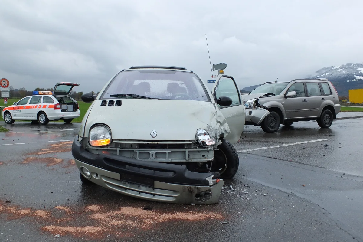 Altstätten SG - Verkehrsunfall mit zwei Verletzten und drei Autos
