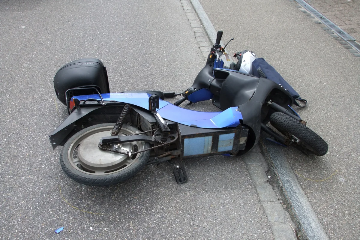 Au SG - Auto drängt Roller ab - Zeugenaufruf