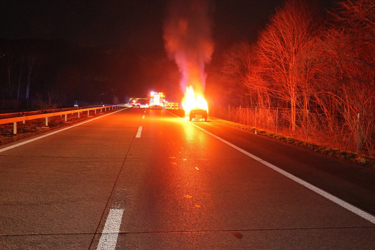 Autobrand auf der A13 bei Buchs