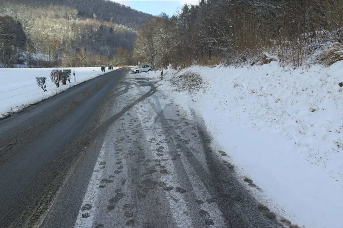 Reigoldswil BL - Auto überschlägt sich bei Selbstunfall