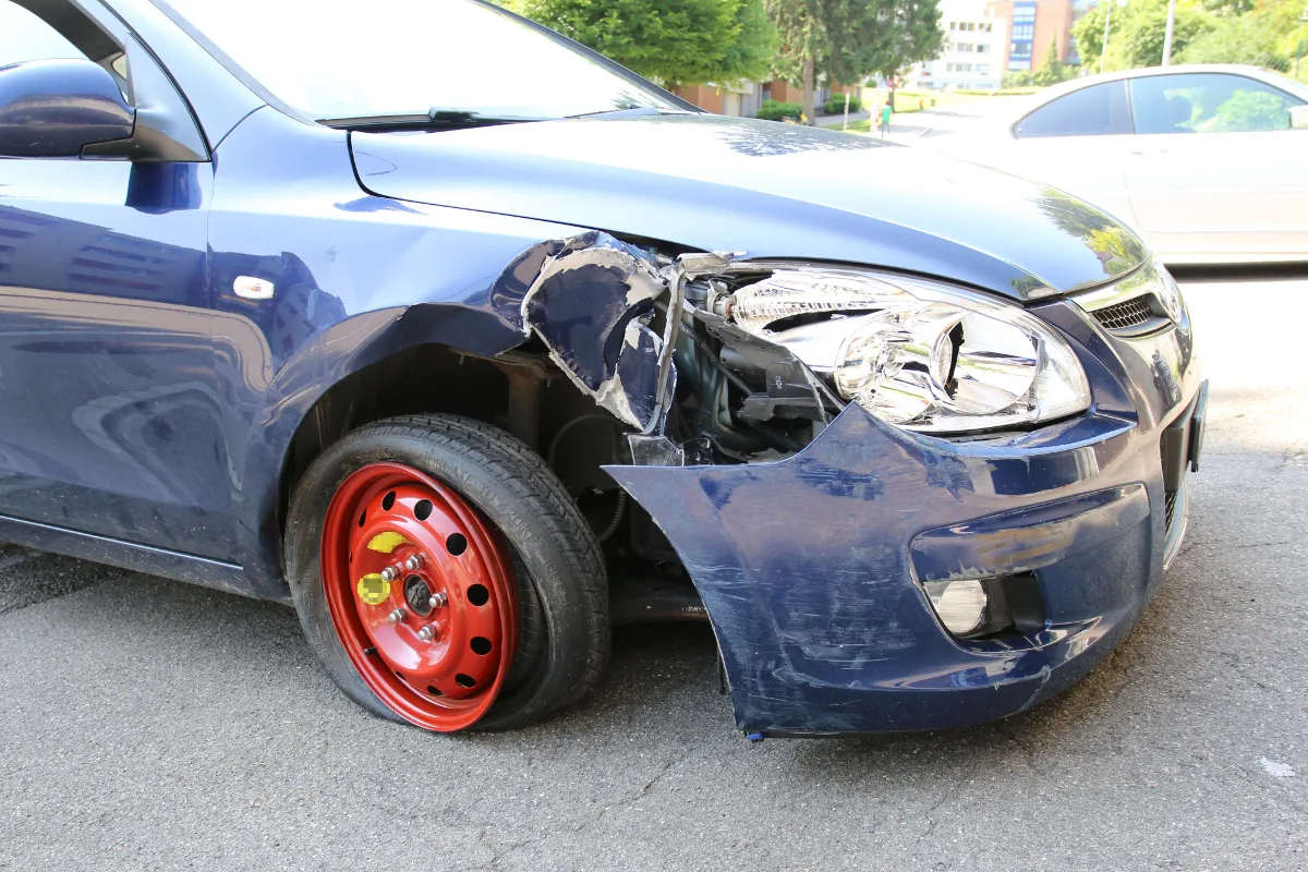 St. Gallen SG - Autofahrer prallt gegen Metallpfosten und haut ab