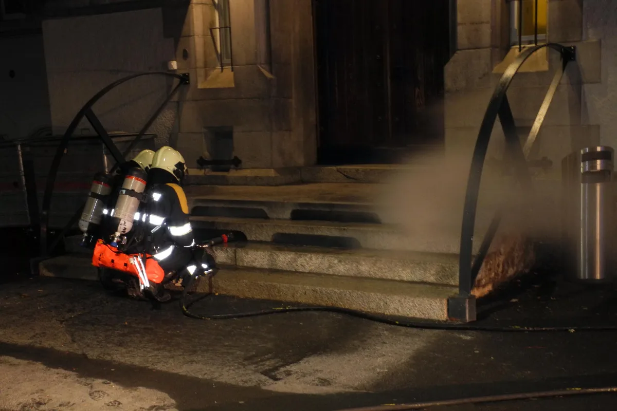 Küssnacht: Abfall unter Treppe in Brand geraten