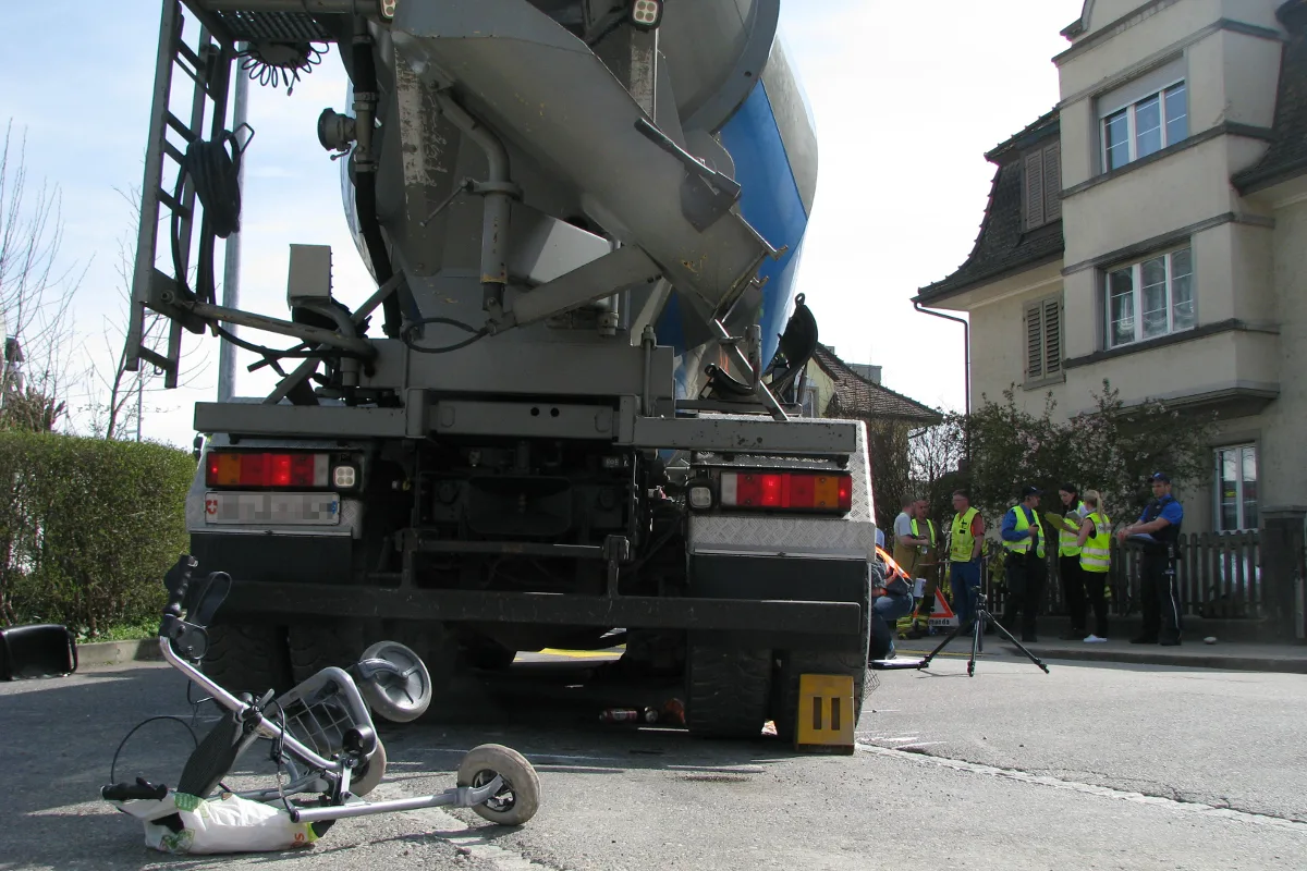 Tragischer Tod! Betonmischer überfährt Senior in Brugg
