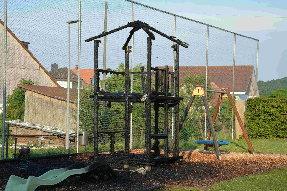 Dulliken SO - Brennender Spielturm auf Spielplatz - Zeugenaufruf