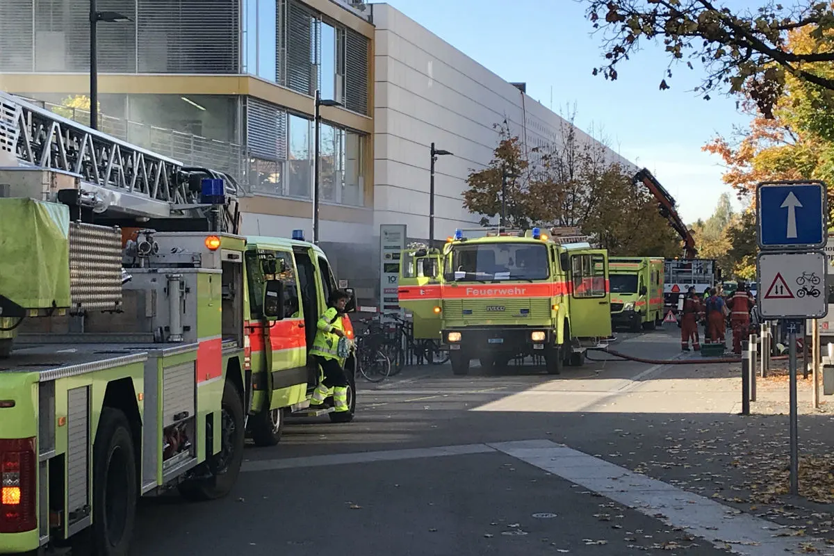 Uster ZH - Drei Verletzte bei Brand in Einkaufszentrum