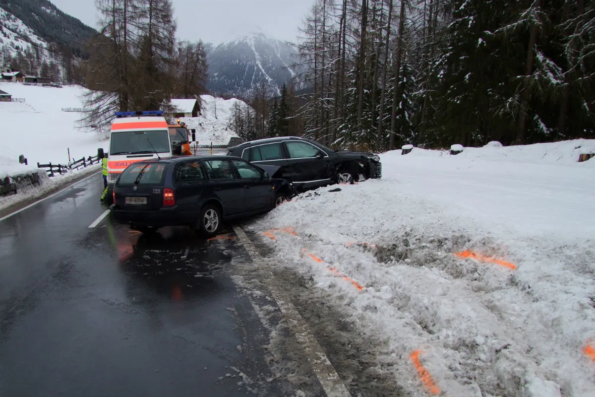Schleuderunfall fordert zwei Verletzte in Zernez