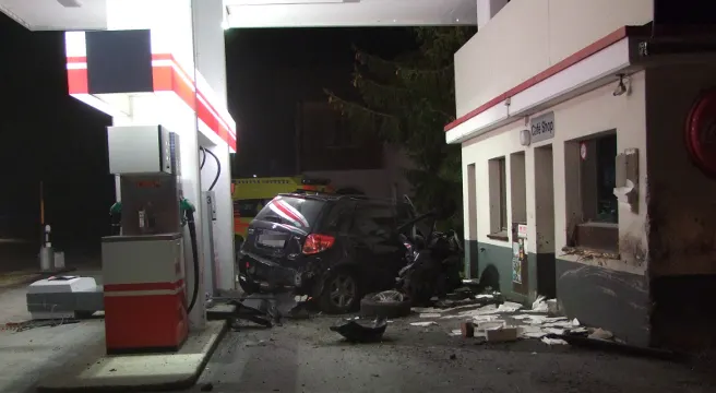 Rona: Autofahrer rast in Tankstelle 