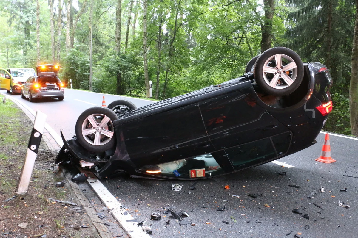 Autofahrerin verletzt sich bei Selbstunfall in Hirzel ZH