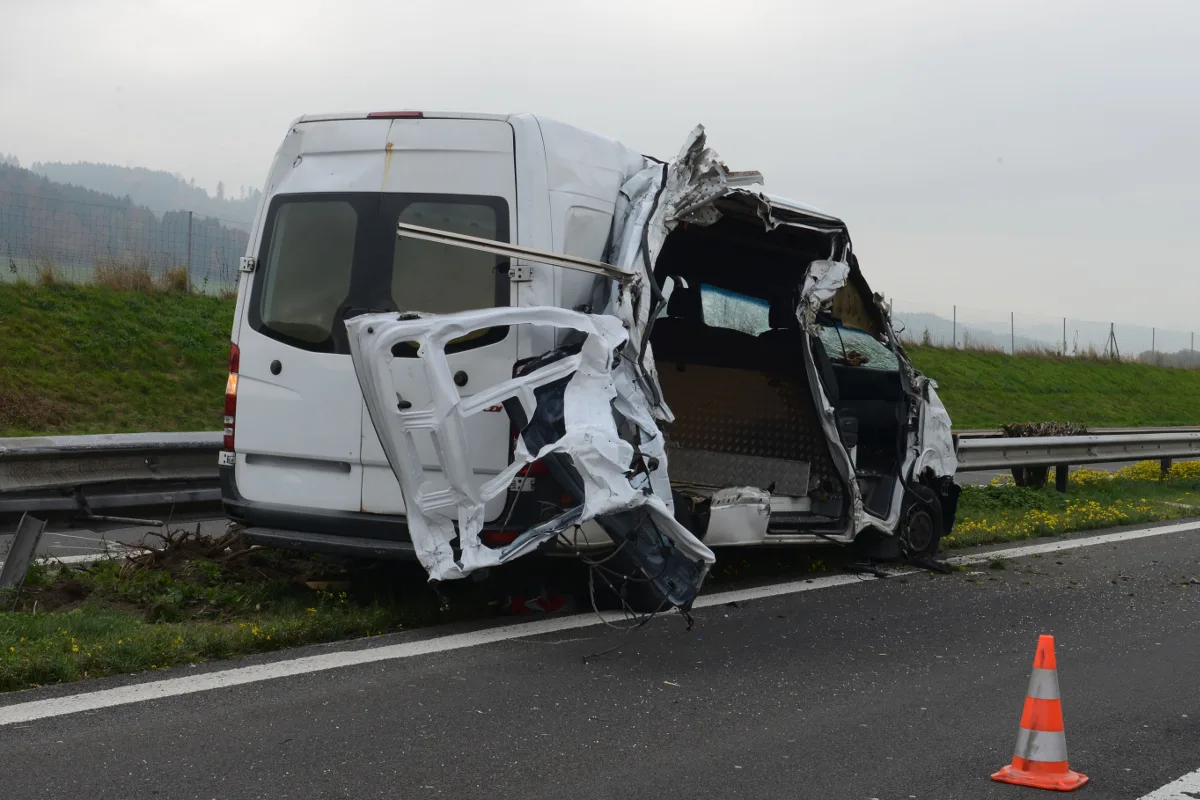 Lieferwagen prallt auf der A2 bei Buchs/LU gegen Reinigungsmaschine