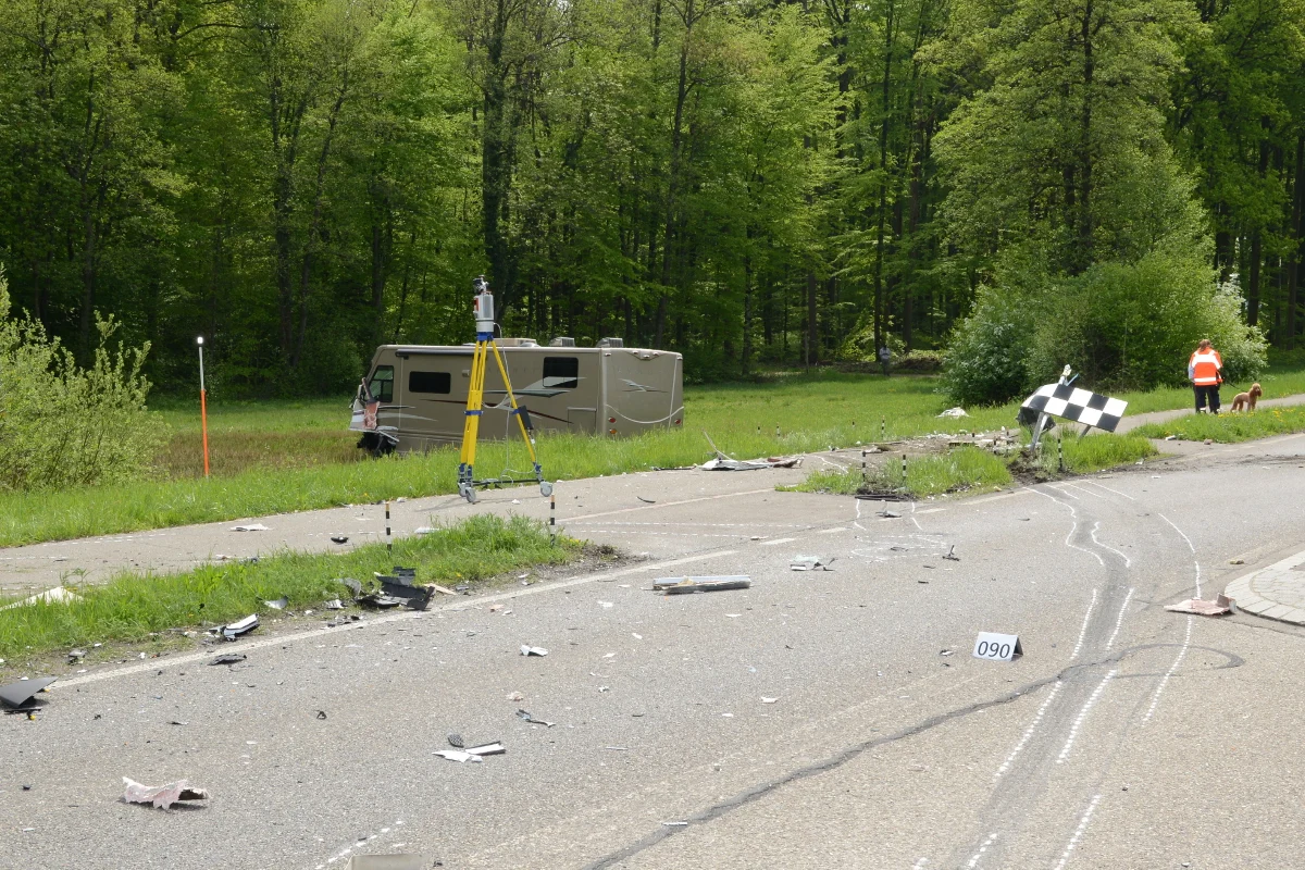 Crash mit Wohnmobil in Adlikon b. Regensdorf - ein Toter