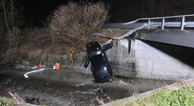 Auto bei Rüti in Bach gestürzt