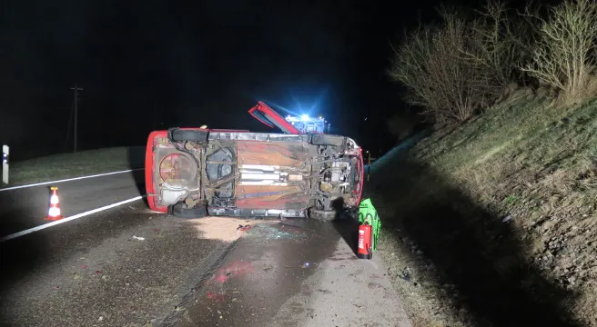 Glatteis führt zu spektakulärem Unfall in Gelterkinden