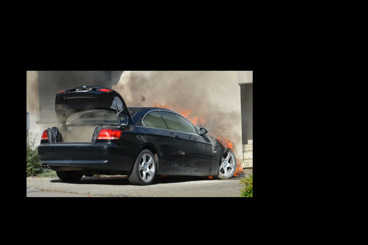 Füllinsdorf BL - Autobrand erfordert Feuerwehreinsatz