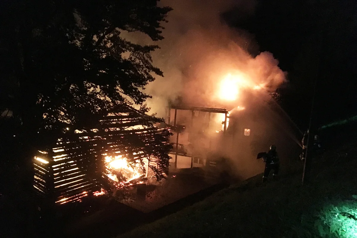 Wohnhaus und Stall bei Brand in Davos Wiesen GR zerstört