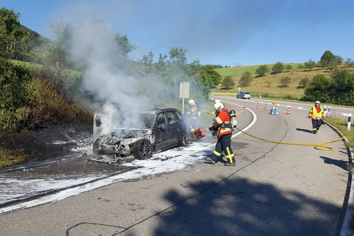 Autobrand in Diegten BL fordert die Feuerwehr