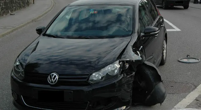 Auto kollidiert in Herisau mit Verkehrsinsel