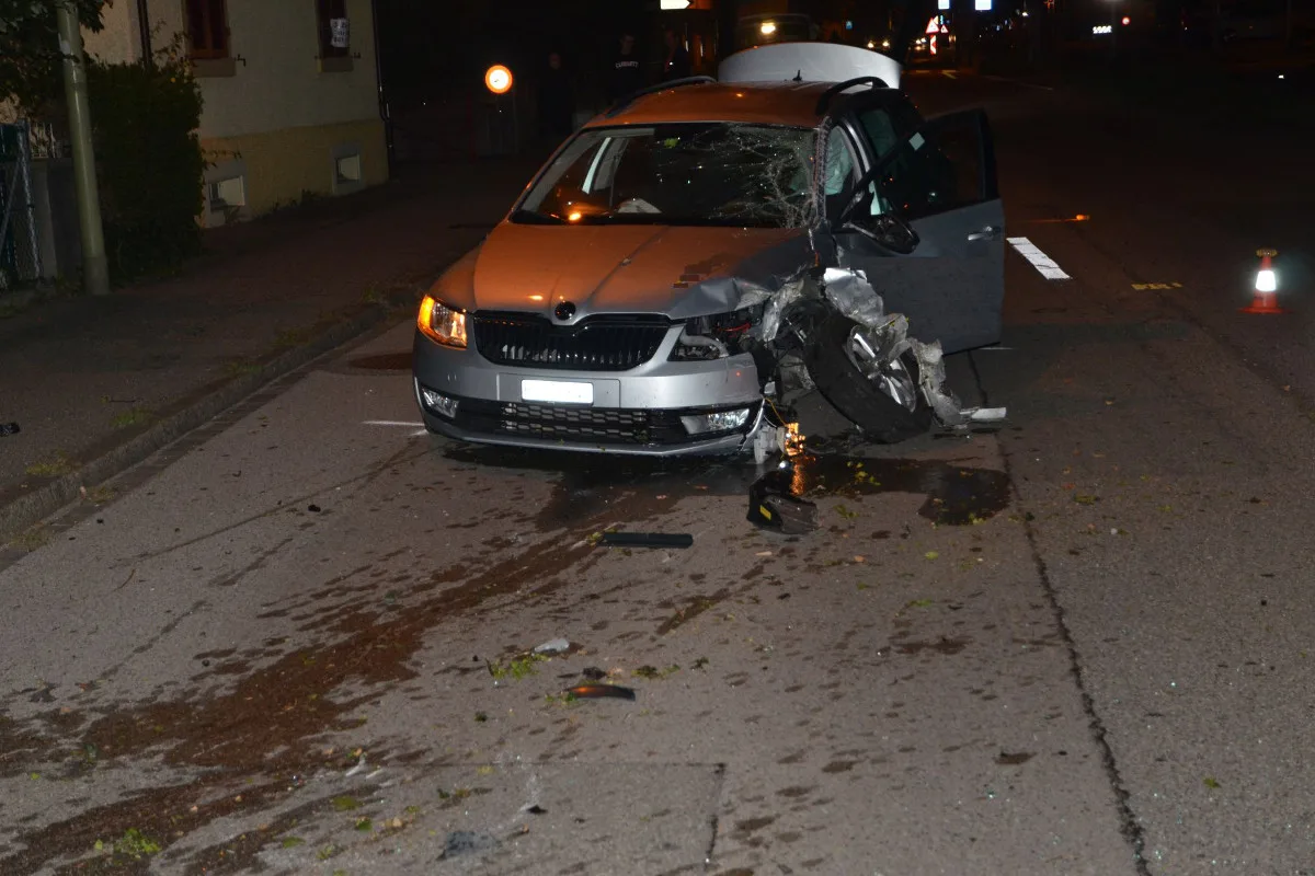 Aesch BL - Auto bei Selbstunfall geschrottet
