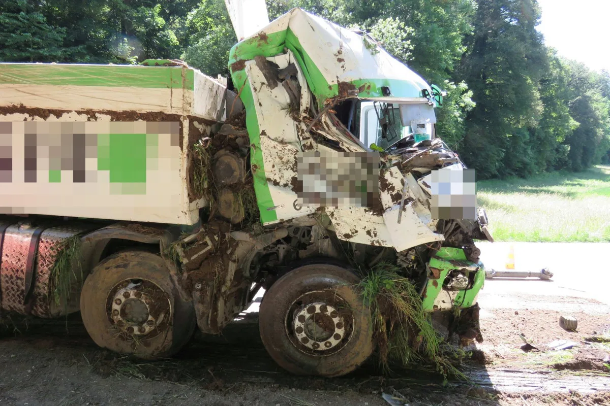 Teurer Lastwagen-Crash in Rottenschwil - Zeugenaufruf