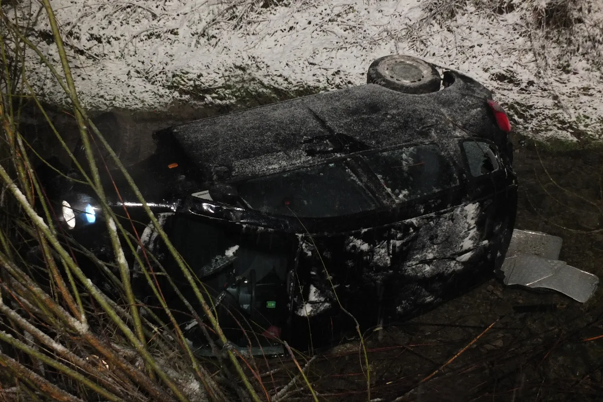 Gossau SG - Samt Auto in Bachbett gelandet