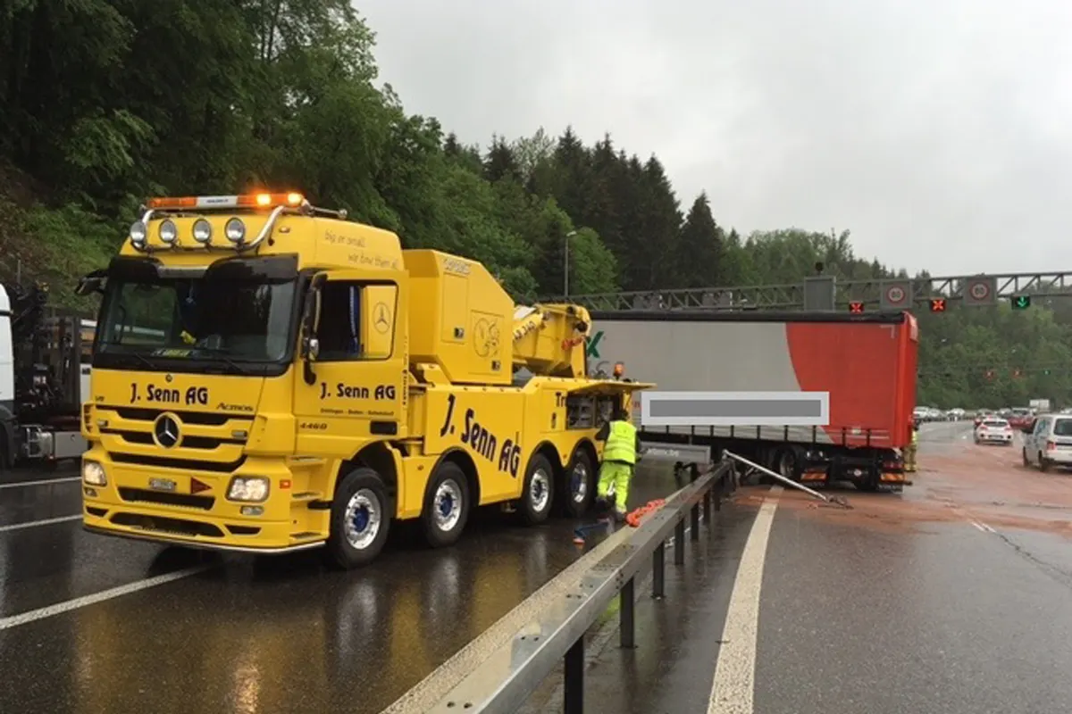 Schwerer Verkehrsunfall beim Bareggtunnel - Stau als Folge