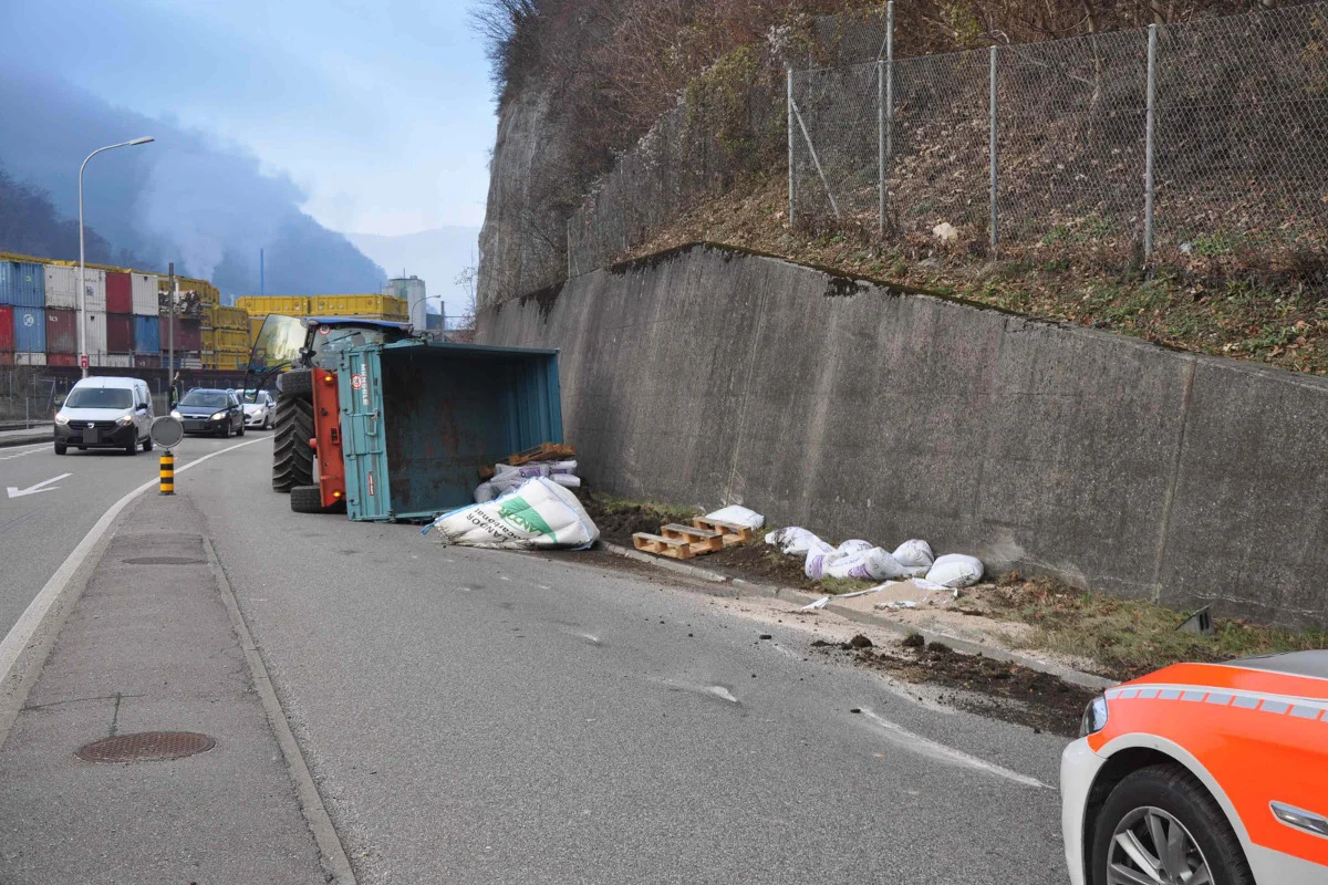 Oensingen SO - Gekippter Anhänger blockiert den Verkehr