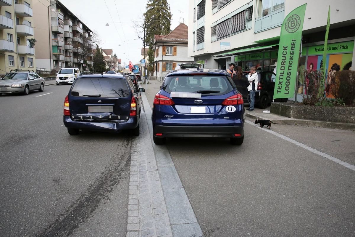 St. Gallen SG - Mit stehendem Auto kollidiert
