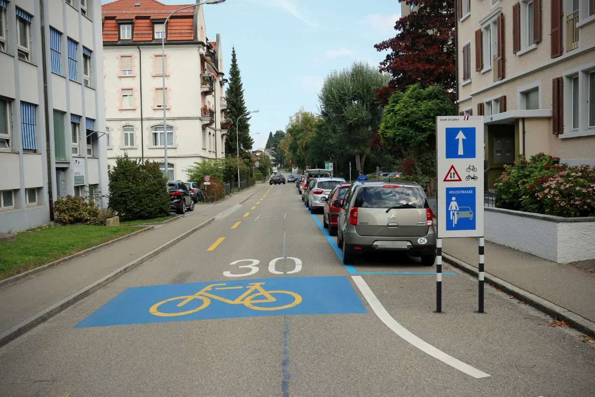 St. Gallen SG - Radfahrerin prallt gegen geöffnete Fahrertür