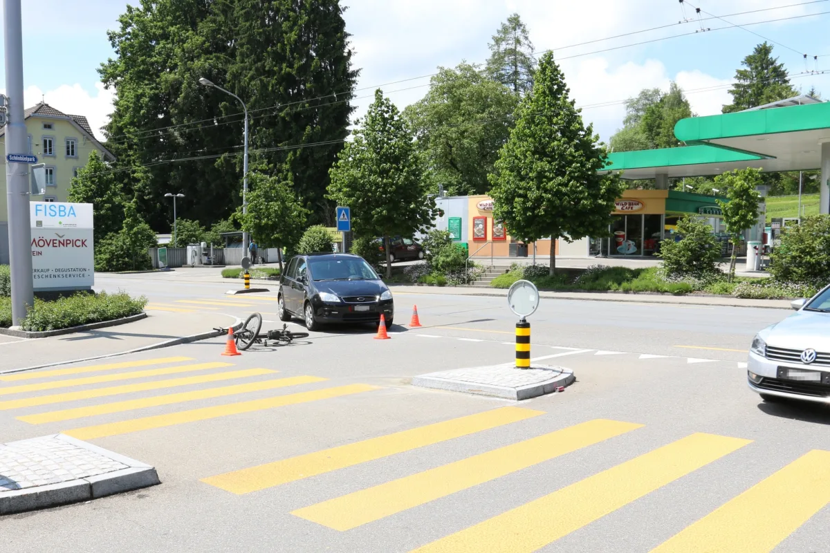 In St. Gallen beim Rechtsabbiegen Zweirad übersehen    