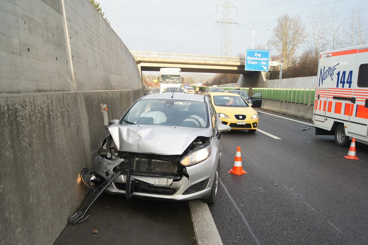 Fünf Autos in Auffahrcrash in Steinhausen involviert