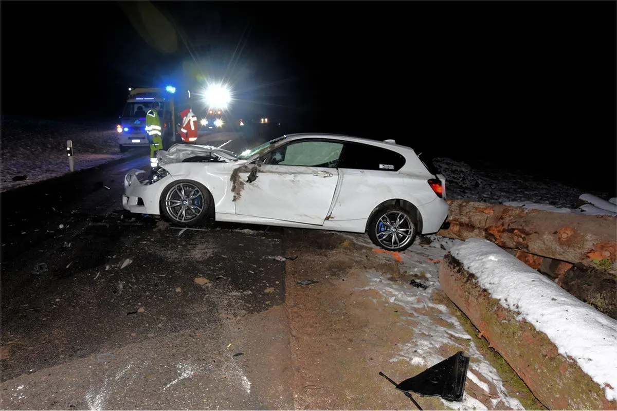 Mogelsberg SG - Mit Auto in Holzstämme geprallt und geflüchtet